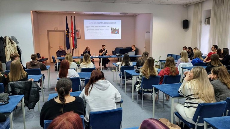 IZVJEŠTAJ S DIJALOGA NA MEĐUNARODNI DAN OBRAZOVANJA